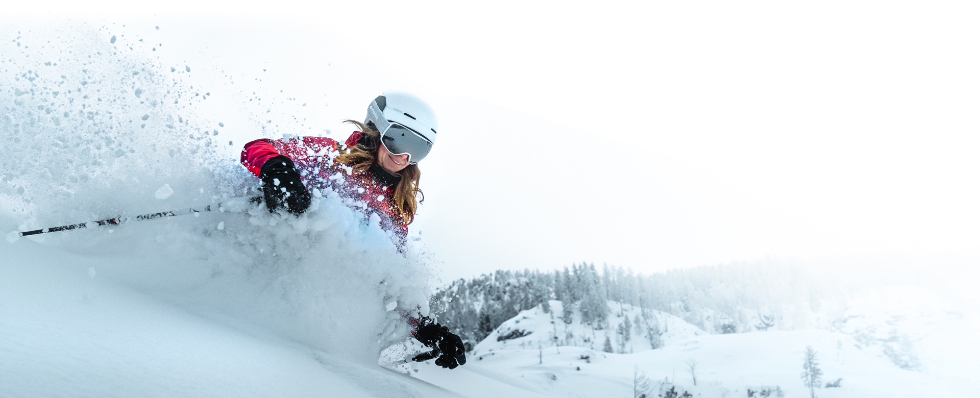 Grupa osób przejeżdzająca przez most nad rzeką na nartach skiturowych