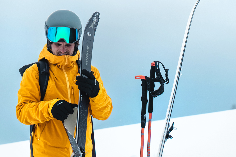 Mężczyzna trzymający Narty Atomic