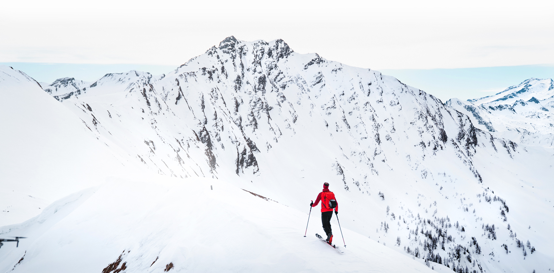 Osoba na nartach w ośnieżonych górach